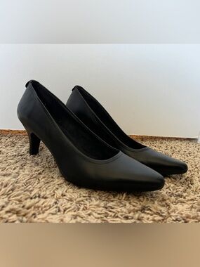 Rockport Black Classic Pointed-Toe Mid Heel Pumps